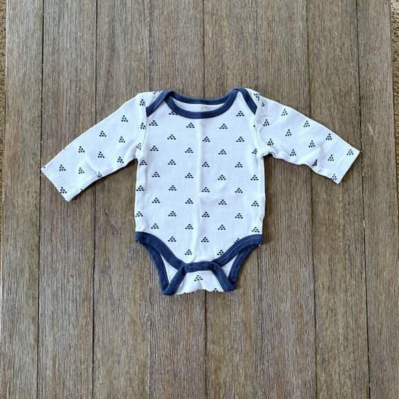 4/$10 Chick Pea long sleeve onesie 3-6 months - Picture 2 of 4